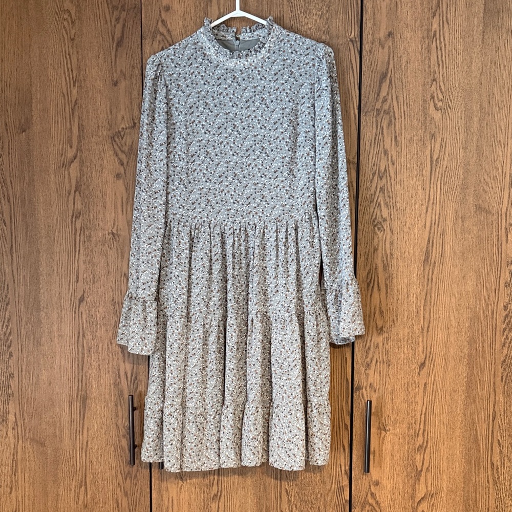 Chic Long Sleeve Floral Dress in Gray